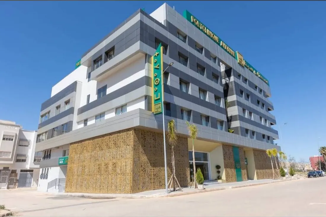 Façade de la Clinique Avicenne de Fès, avec son habillage en moucharabieh doré